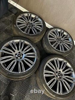Jantes alliage de style Range Rover R Dynamic de 22 pouces et pneus x4 récemment rénovés